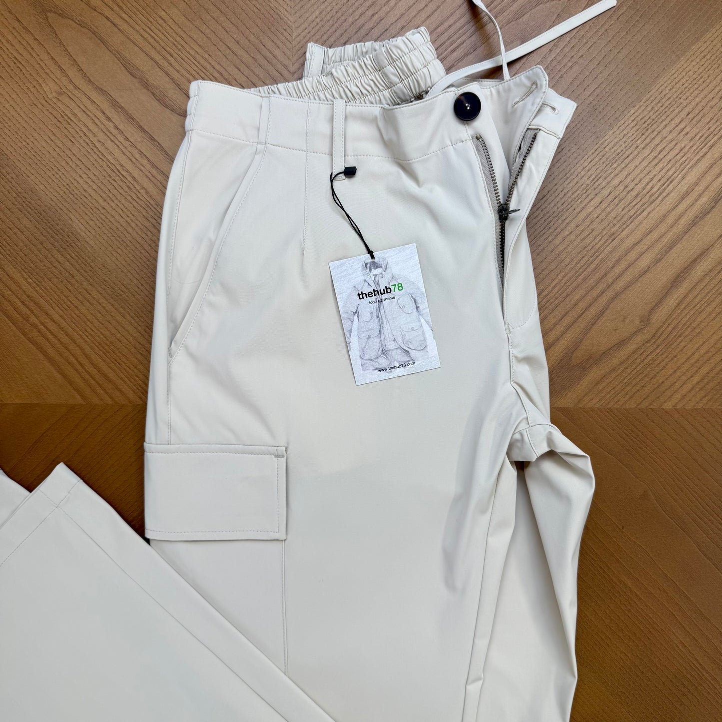 NUEVO / PANTALÓN ELÁSTICO TECH CARGO BEIGE