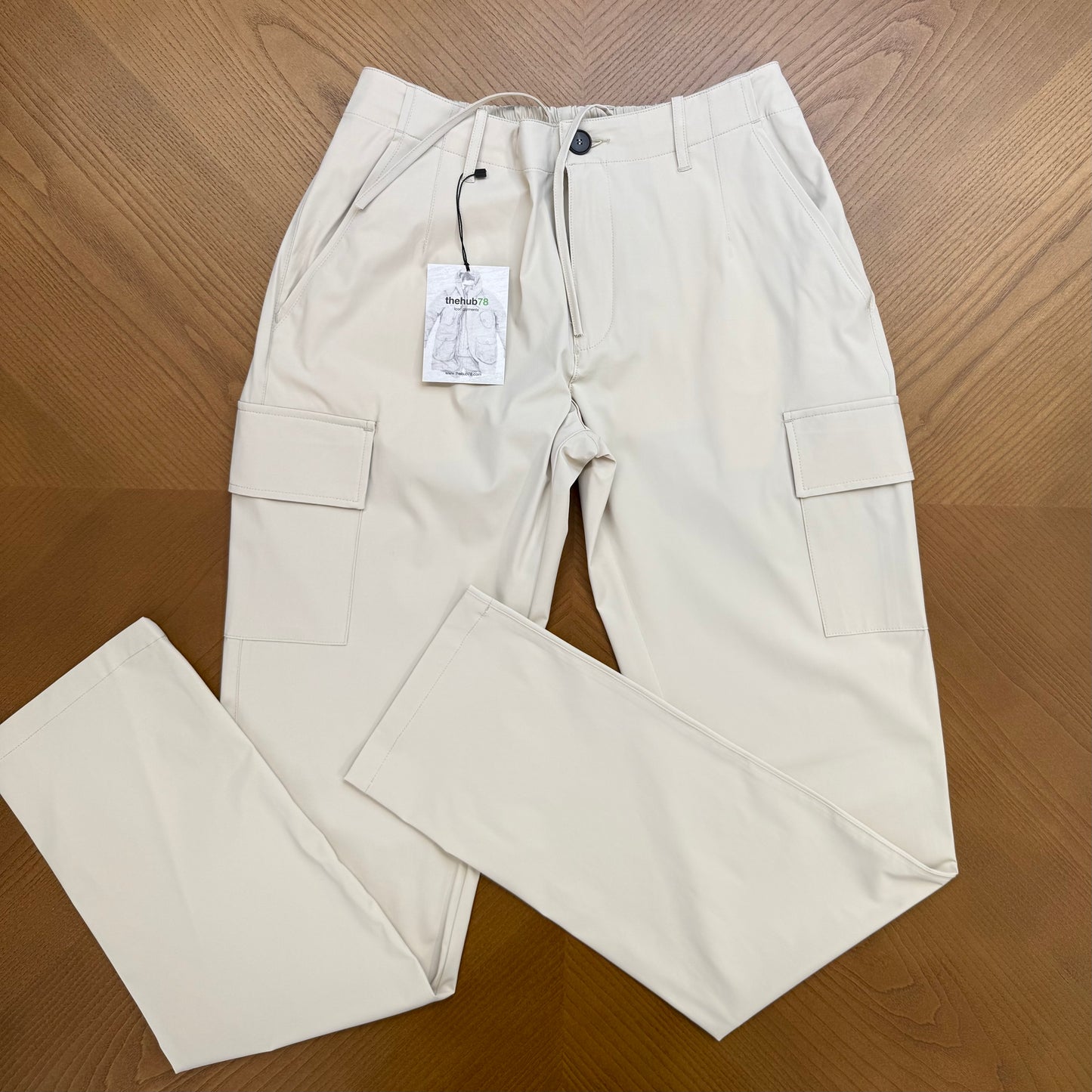 NUEVO / PANTALÓN ELÁSTICO TECH CARGO BEIGE