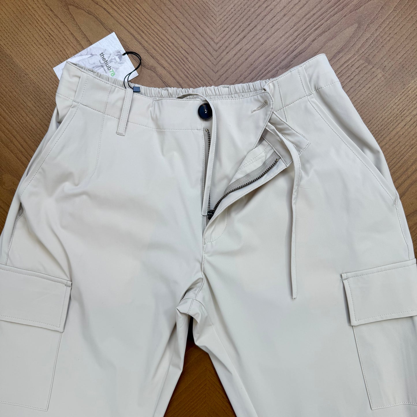NUEVO / PANTALÓN ELÁSTICO TECH CARGO BEIGE