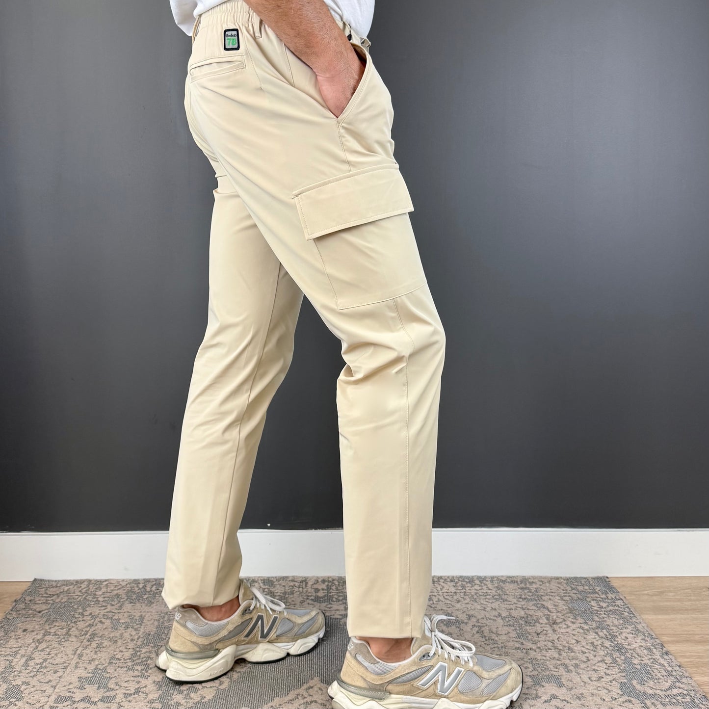 NUEVO / PANTALÓN ELÁSTICO TECH CARGO BEIGE