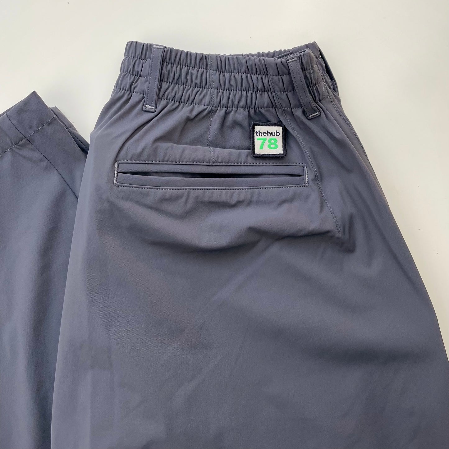 PANTALÓN ELÁSTICO TECH GRIS