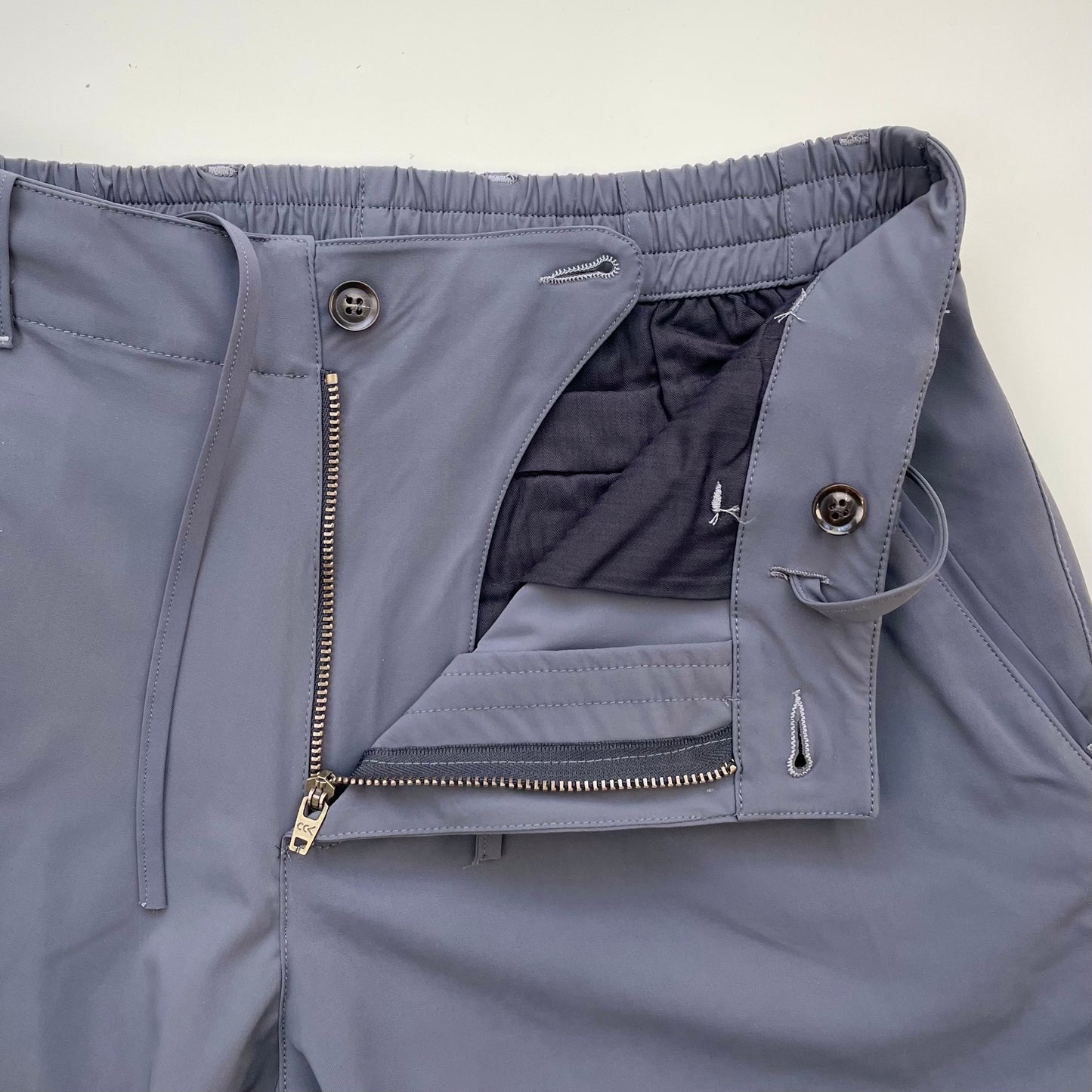 PANTALÓN ELÁSTICO TECH GRIS