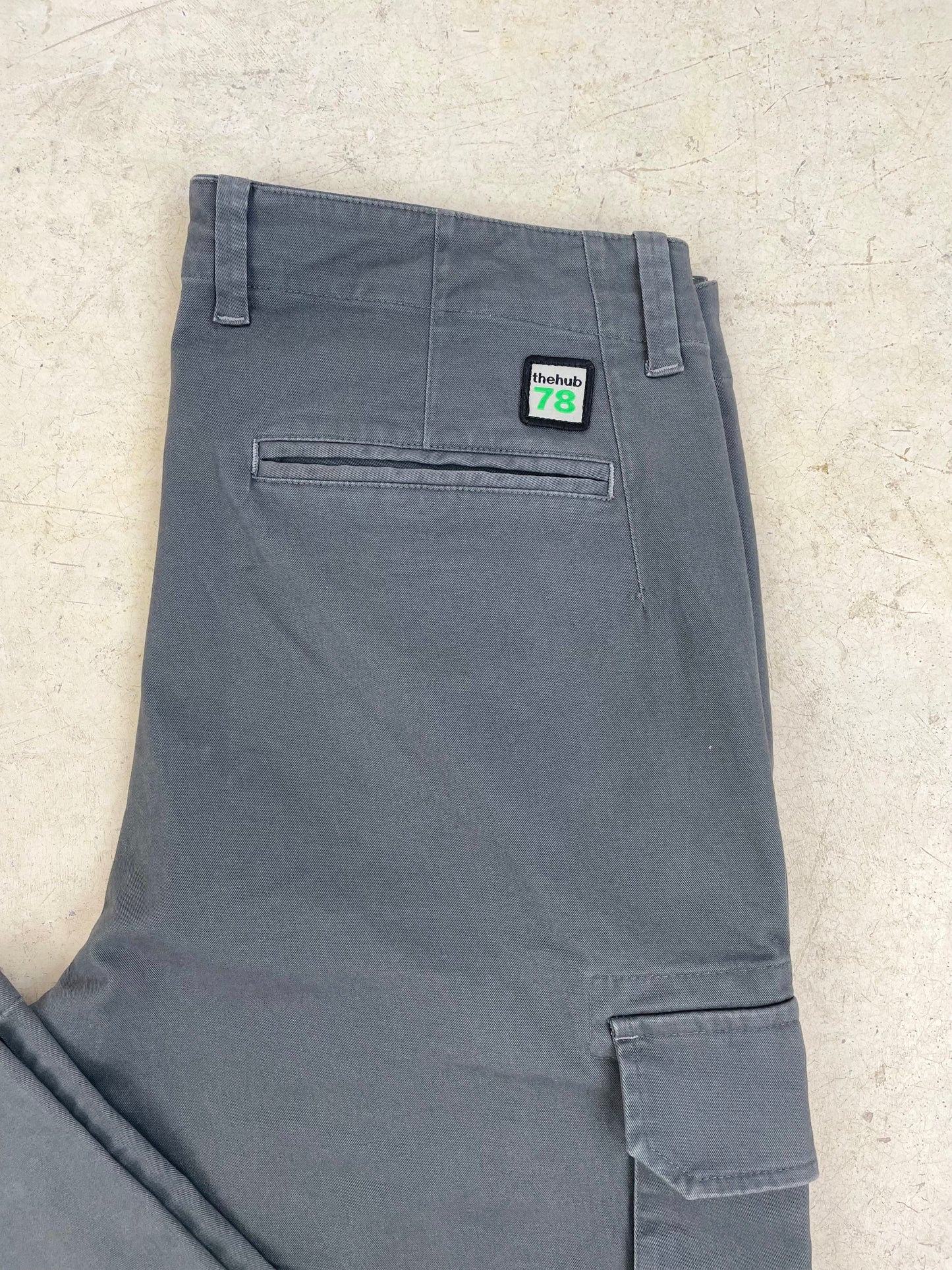 PANTALÓN CARGO GRIS