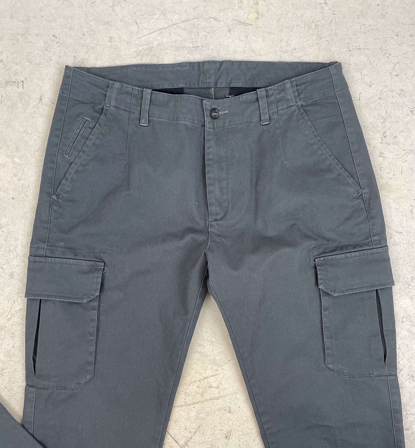 PANTALÓN CARGO GRIS